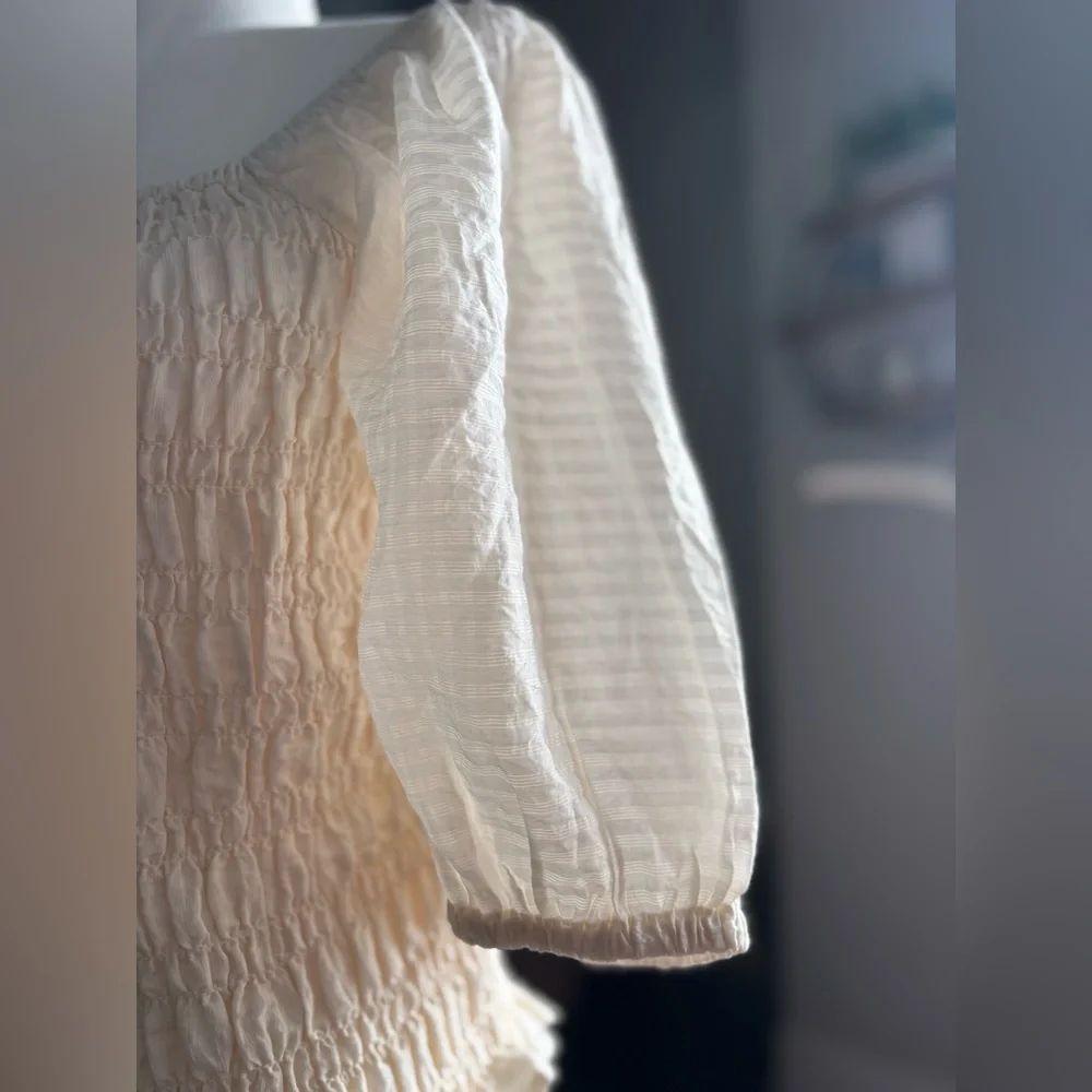NWT Old Navy Cream Smocked Puff Sleeve Top Size‎ Small
